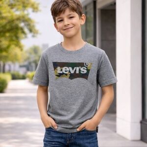 Levi’s Boys Graphic Logo T-Shirt Size M (7–8) Gray Camo Logo Tee